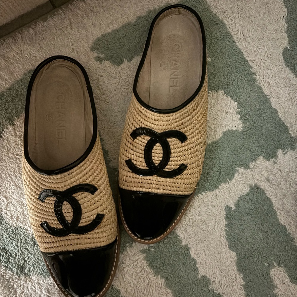 Beautiful and authentic flats, size 7, original brand Chanel.